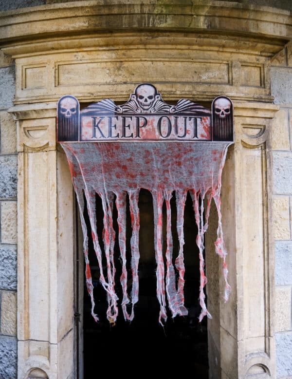 Blutiger Fetzenvorhang Halloween-Deko weiss-rot 97x137cm